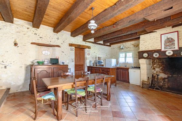 Maison en pierre de 157m² avec 6,3ha de bois et prairies