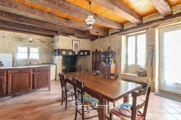 Maison en pierre de 157m² avec 6,3ha de bois et prairies