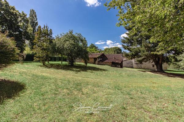 Maison en pierre de 157m² avec 6,3ha de bois et prairies