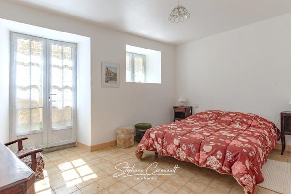 Maison en pierre de 157m² avec 6,3ha de bois et prairies