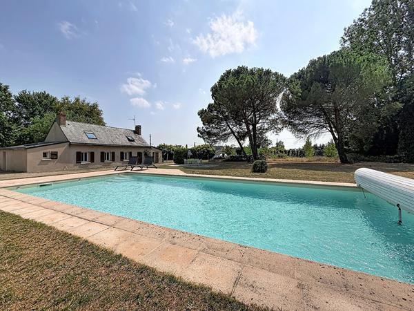 A vendre Beaufort en Anjou. Maison ancienne , terrain clos de plus de 4000m², 3 chambres plus mezzanine, piscine, garage, local, cave.