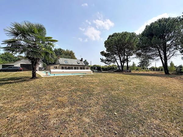 A vendre Beaufort en Anjou. Maison ancienne , terrain clos de plus de 4000m², 3 chambres plus mezzanine, piscine, garage, local, cave.