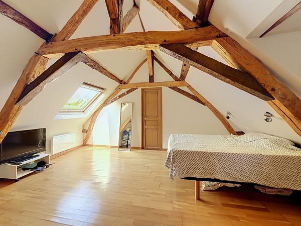 A vendre Beaufort en Anjou. Maison ancienne , terrain clos de plus de 4000m², 3 chambres plus mezzanine, piscine, garage, local, cave.