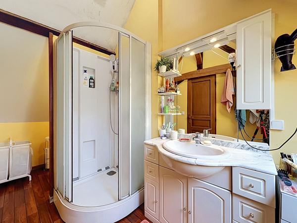 A vendre Beaufort en Anjou. Maison ancienne , terrain clos de plus de 4000m², 3 chambres plus mezzanine, piscine, garage, local, cave.