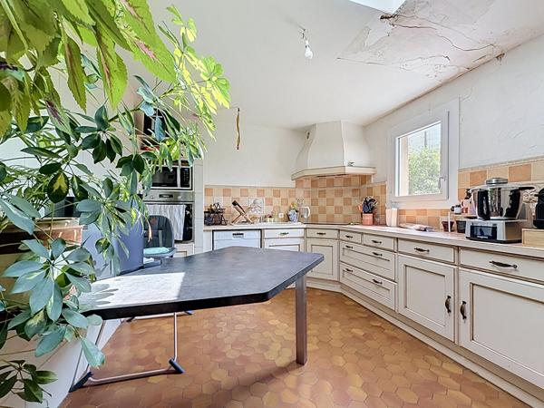 A vendre Beaufort en Anjou. Maison ancienne , terrain clos de plus de 4000m², 3 chambres plus mezzanine, piscine, garage, local, cave.