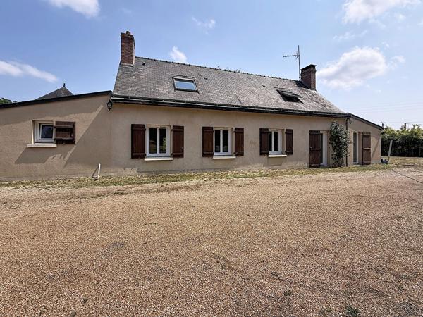 A vendre Beaufort en Anjou. Maison ancienne , terrain clos de plus de 4000m², 3 chambres plus mezzanine, piscine, garage, local, cave.