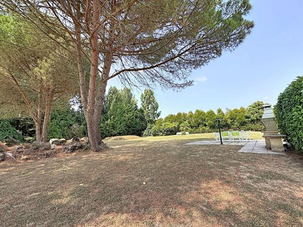 A vendre Beaufort en Anjou. Maison ancienne , terrain clos de plus de 4000m², 3 chambres plus mezzanine, piscine, garage, local, cave.