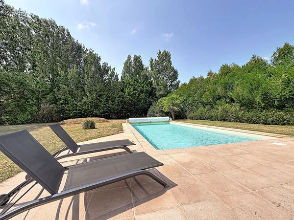 A vendre Beaufort en Anjou. Maison ancienne , terrain clos de plus de 4000m², 3 chambres plus mezzanine, piscine, garage, local, cave.