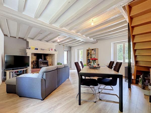 A vendre Beaufort en Anjou. Maison ancienne , terrain clos de plus de 4000m², 3 chambres plus mezzanine, piscine, garage, local, cave.