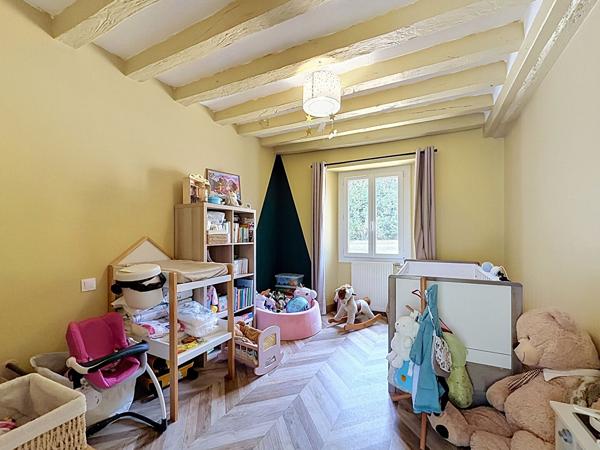 A vendre Beaufort en Anjou. Maison ancienne , terrain clos de plus de 4000m², 3 chambres plus mezzanine, piscine, garage, local, cave.