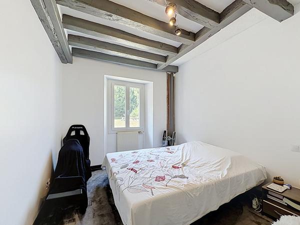 A vendre Beaufort en Anjou. Maison ancienne , terrain clos de plus de 4000m², 3 chambres plus mezzanine, piscine, garage, local, cave.