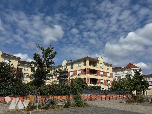 Dernier étage avec ascenseur – Superbe F4 rénové de 89 m² – Balcon couvert, parking, cave.