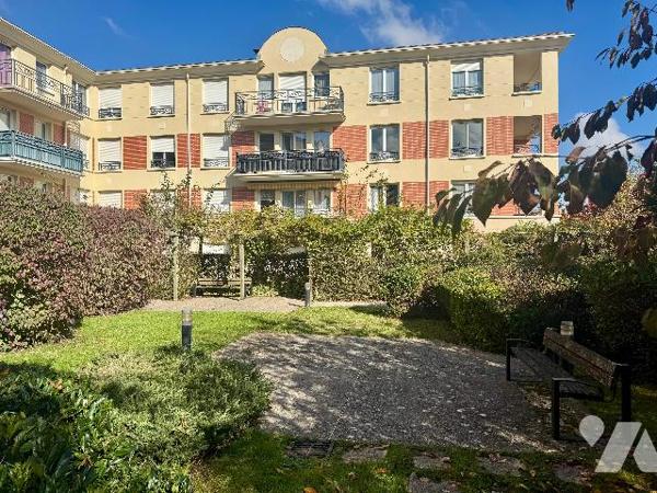 Dernier étage avec ascenseur – Superbe F4 rénové de 89 m² – Balcon couvert, parking, cave.