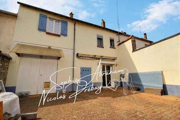 Maison en pierres avec cour close de murs et dépendances