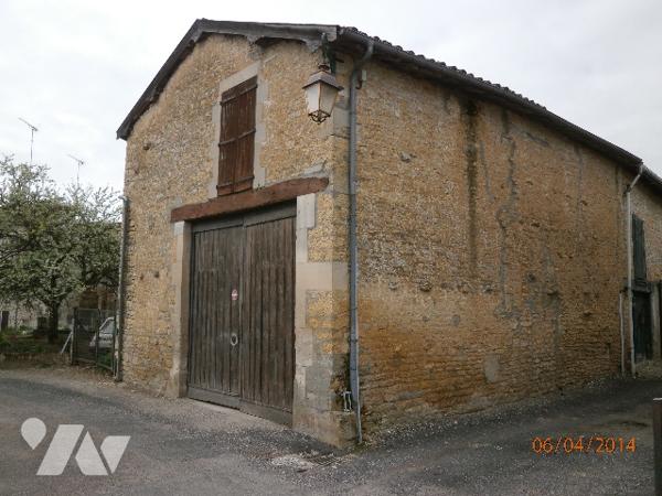 Maison d'habitation avec grange et verger non attenant.