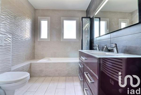 Maison traditionnelle 7 pièces de 130 m² à Gretz-Armainvilliers (77220)