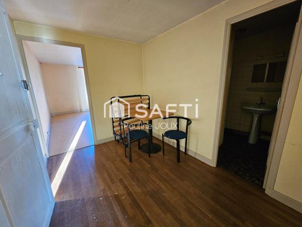 Immeuble à rénover avec 4 logements et un local professionnel (dentiste)