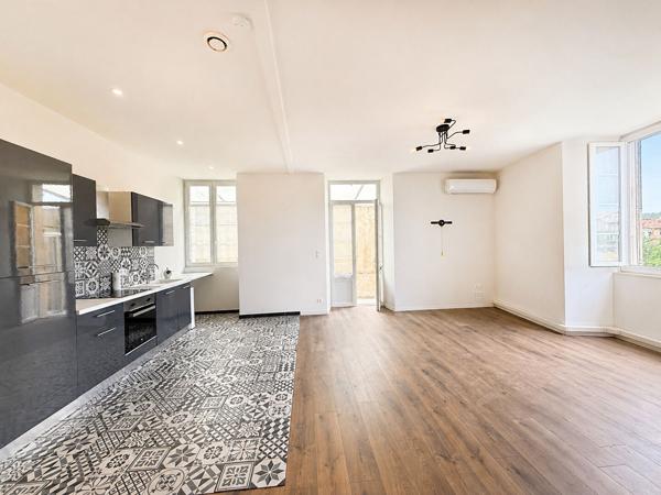 47300 VILLENEUVE SUR LOT Appartement rénové avec vue imprenable sur le Lot . Coeur de Villeneuve-sur-Lot
