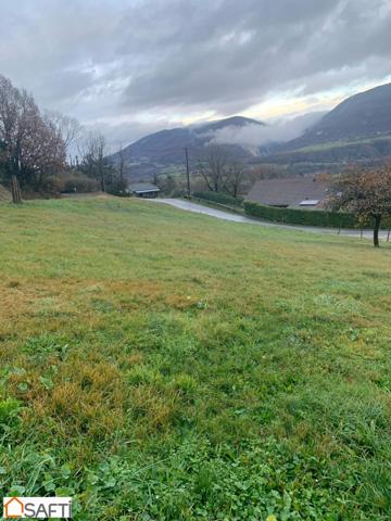 A vendre très beau terrain constructible de 1932 m2.