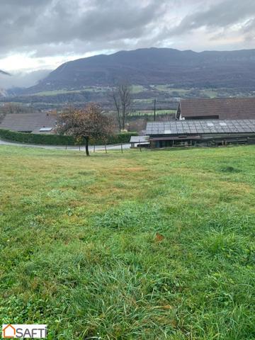 A vendre très beau terrain constructible de 1932 m2.