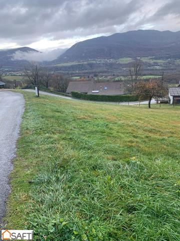 A vendre très beau terrain constructible de 1932 m2.