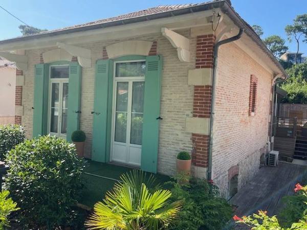 Arcachon, Ville de Printemps Maison de charme rénovée avec soin vaste terrasse et garage