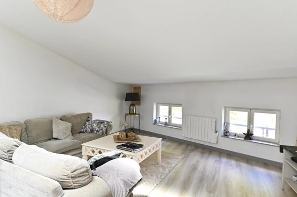Location                                                      Appartement
                        
                     5 pièces                      104 m2                     à Niort
