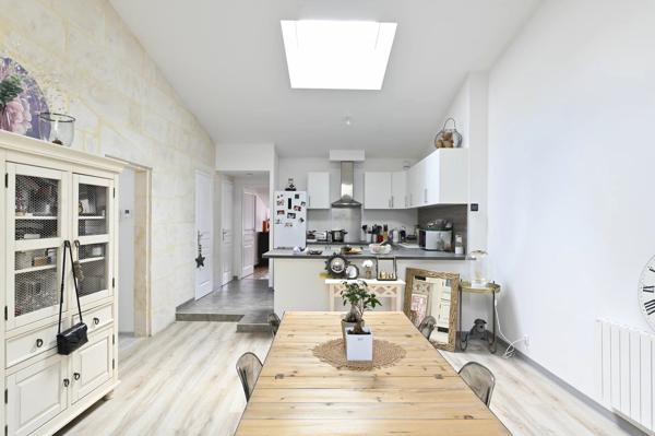 Location                                                      Appartement
                        
                     5 pièces                      104 m2                     à Niort