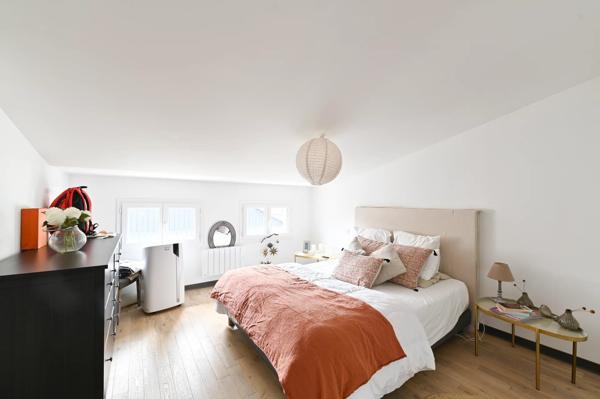 Location                                                      Appartement
                        
                     5 pièces                      104 m2                     à Niort