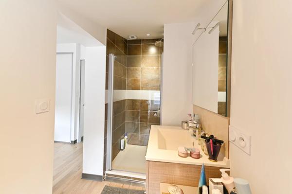 Location                                                      Appartement
                        
                     5 pièces                      104 m2                     à Niort