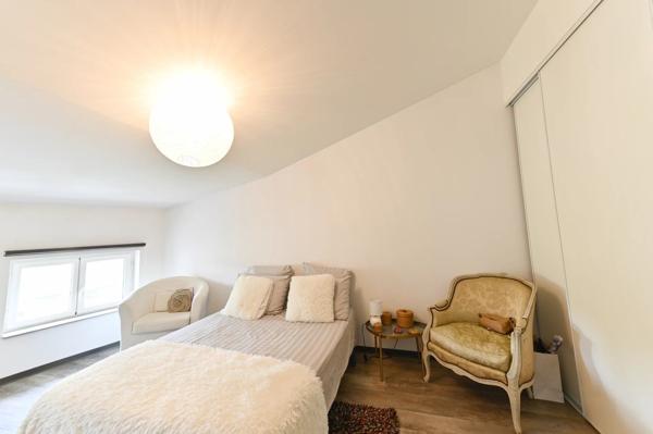 Location                                                      Appartement
                        
                     5 pièces                      104 m2                     à Niort