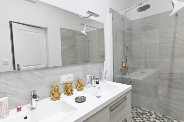 Location                                                      Appartement
                        
                     5 pièces                      104 m2                     à Niort