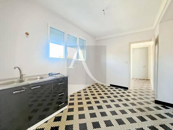 Charmante maison rénovée avec sous sol complet 3 chambres terrain clos