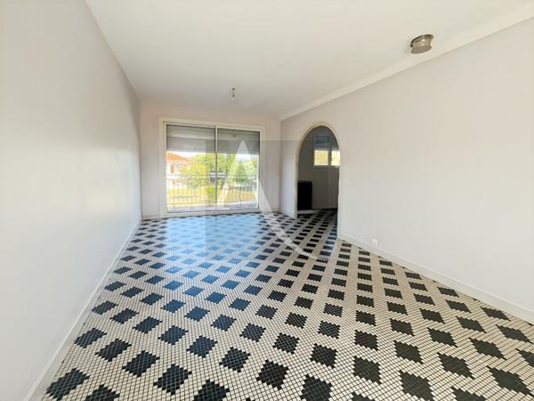 Charmante maison rénovée avec sous sol complet 3 chambres terrain clos