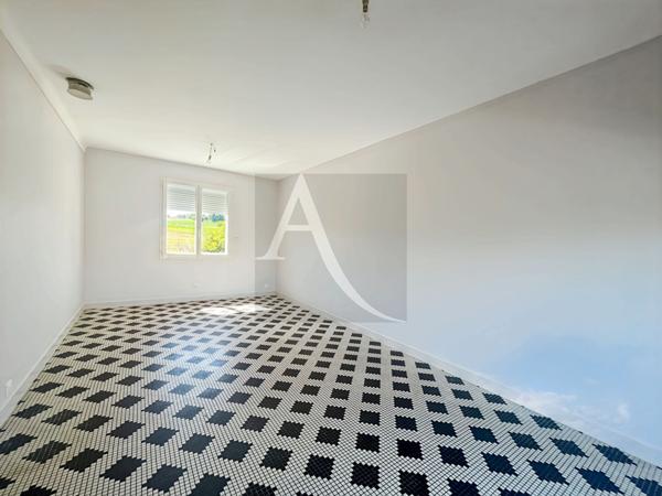 Charmante maison rénovée avec sous sol complet 3 chambres terrain clos