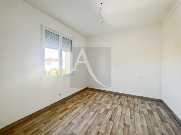 Charmante maison rénovée avec sous sol complet 3 chambres terrain clos