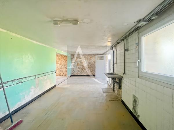 Charmante maison rénovée avec sous sol complet 3 chambres terrain clos