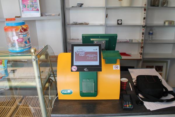 kiosque FDJ et PMU et depot de pains et BONBONS
