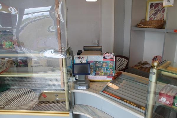 kiosque FDJ et PMU et depot de pains et BONBONS