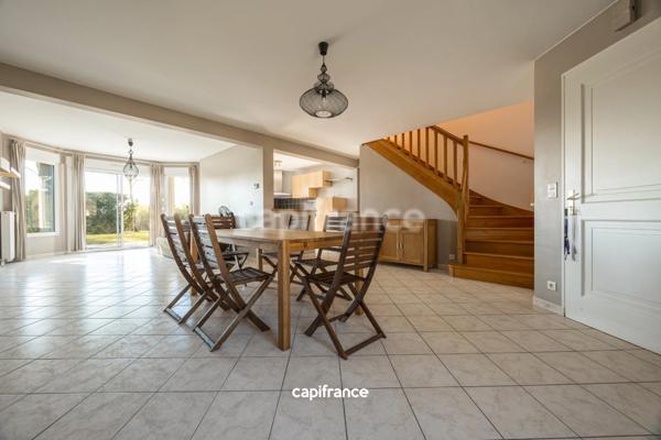 MAISON FAMILIALE 4 CHAMBRES AVEC GARAGE, JARDIN ET PISCINE