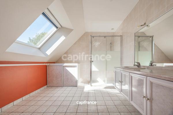 MAISON FAMILIALE 4 CHAMBRES AVEC GARAGE, JARDIN ET PISCINE