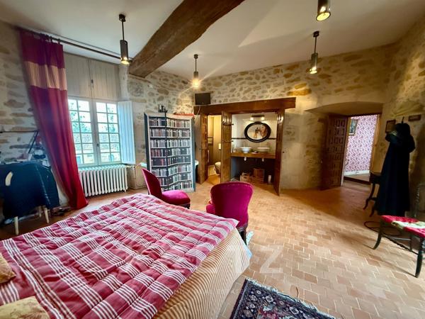 Manoir des XVI-XVIIIe siècles inscrit MH rénové, dépendances et parc 3.7ha