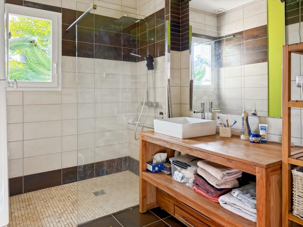 Aubenas (07200) Belle Villa Contemporaine avec Piscine…