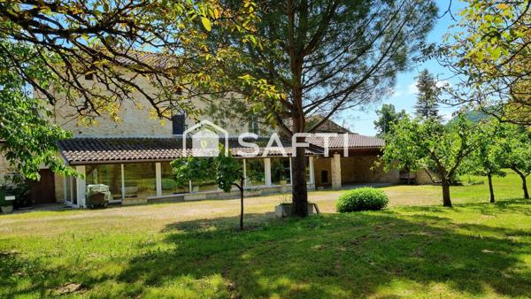 Charme d’antan, grand volume, potentiel pour activité artisanale ou mécanique