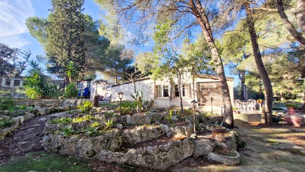 MAISON ACUTELLEMENT SOUS OFFRE D ACHAT - PLUS DE VISITES.

EN EXCLUSIVITE CHEZ BSK IMMOBILIER - ATTENTION !! Bien lire l'annonce en entier AVANT DE ME CONTACTER ! Ensemble de 2 maisons en ETAT DEGRADE, nécessitant de NOMBREUX TRAVAUX, situées sur un magnifique terrain de 6000m² en garigue au calme, dans un environnement idyllique. ATTENTION : maisons construites ILLEGALEMENT, SANS PERMIS DE CONSTRUIRE, il y a + de 50 ans, dans une zone classée Naturelle, où toute construction est interdite. Délai de 30ans passé. En cas de destruction par un sinistre, un permis de reconstruire ne serait pas accordé et les assurances ne fonctionneront pas. Aucune autorisation de travaux ne peut être accordée. PRET IMMOBILIER NON POSSIBLE pour ce type d'achat. Financement uniquement par paiement cash. Le délai pour la vente sera de 5 mois (incompressible). Merci de prendre connaissance de l'ensemble des photos.
Maison 1 - environ 75m² : pièce de vie de 20m² environ aménagée en chambre et salon, suivie d'un séjour de 20m² environ, puis d'une cuisine, d'une chambre, salle d'eau/wc, buanderie. Terrasse couverte. Bassins devant la maison d'une profondeur d'environ 1m20. Maison 2 - environ 65m² : entrée, séjour, cuisine, 2 chambres, salle d'eau/wc. Très grand terrain en pinède, avec abris jardins, allée avec nombreuses places de stationnement.
Pour me contacter : MERCI DE M ENVOYER UN SMS OU EMAIL, avec votre nom et téléphone, vous serez recontacté sous 48h. Pas d'appel, merci.