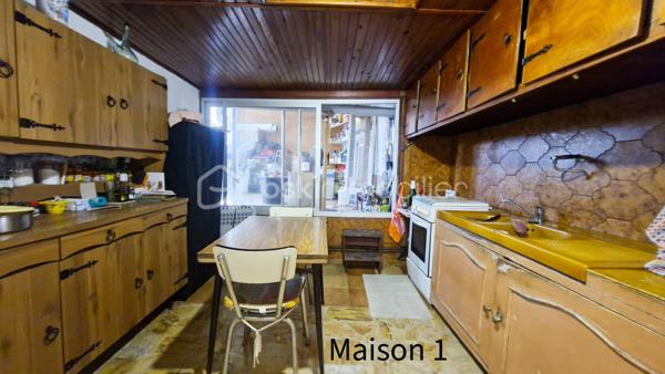 MAISON ACUTELLEMENT SOUS OFFRE D ACHAT - PLUS DE VISITES.

EN EXCLUSIVITE CHEZ BSK IMMOBILIER - ATTENTION !! Bien lire l'annonce en entier AVANT DE ME CONTACTER ! Ensemble de 2 maisons en ETAT DEGRADE, nécessitant de NOMBREUX TRAVAUX, situées sur un magnifique terrain de 6000m² en garigue au calme, dans un environnement idyllique. ATTENTION : maisons construites ILLEGALEMENT, SANS PERMIS DE CONSTRUIRE, il y a + de 50 ans, dans une zone classée Naturelle, où toute construction est interdite. Délai de 30ans passé. En cas de destruction par un sinistre, un permis de reconstruire ne serait pas accordé et les assurances ne fonctionneront pas. Aucune autorisation de travaux ne peut être accordée. PRET IMMOBILIER NON POSSIBLE pour ce type d'achat. Financement uniquement par paiement cash. Le délai pour la vente sera de 5 mois (incompressible). Merci de prendre connaissance de l'ensemble des photos.
Maison 1 - environ 75m² : pièce de vie de 20m² environ aménagée en chambre et salon, suivie d'un séjour de 20m² environ, puis d'une cuisine, d'une chambre, salle d'eau/wc, buanderie. Terrasse couverte. Bassins devant la maison d'une profondeur d'environ 1m20. Maison 2 - environ 65m² : entrée, séjour, cuisine, 2 chambres, salle d'eau/wc. Très grand terrain en pinède, avec abris jardins, allée avec nombreuses places de stationnement.
Pour me contacter : MERCI DE M ENVOYER UN SMS OU EMAIL, avec votre nom et téléphone, vous serez recontacté sous 48h. Pas d'appel, merci.