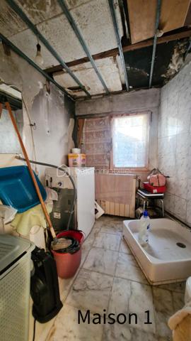 MAISON ACUTELLEMENT SOUS OFFRE D ACHAT - PLUS DE VISITES.

EN EXCLUSIVITE CHEZ BSK IMMOBILIER - ATTENTION !! Bien lire l'annonce en entier AVANT DE ME CONTACTER ! Ensemble de 2 maisons en ETAT DEGRADE, nécessitant de NOMBREUX TRAVAUX, situées sur un magnifique terrain de 6000m² en garigue au calme, dans un environnement idyllique. ATTENTION : maisons construites ILLEGALEMENT, SANS PERMIS DE CONSTRUIRE, il y a + de 50 ans, dans une zone classée Naturelle, où toute construction est interdite. Délai de 30ans passé. En cas de destruction par un sinistre, un permis de reconstruire ne serait pas accordé et les assurances ne fonctionneront pas. Aucune autorisation de travaux ne peut être accordée. PRET IMMOBILIER NON POSSIBLE pour ce type d'achat. Financement uniquement par paiement cash. Le délai pour la vente sera de 5 mois (incompressible). Merci de prendre connaissance de l'ensemble des photos.
Maison 1 - environ 75m² : pièce de vie de 20m² environ aménagée en chambre et salon, suivie d'un séjour de 20m² environ, puis d'une cuisine, d'une chambre, salle d'eau/wc, buanderie. Terrasse couverte. Bassins devant la maison d'une profondeur d'environ 1m20. Maison 2 - environ 65m² : entrée, séjour, cuisine, 2 chambres, salle d'eau/wc. Très grand terrain en pinède, avec abris jardins, allée avec nombreuses places de stationnement.
Pour me contacter : MERCI DE M ENVOYER UN SMS OU EMAIL, avec votre nom et téléphone, vous serez recontacté sous 48h. Pas d'appel, merci.