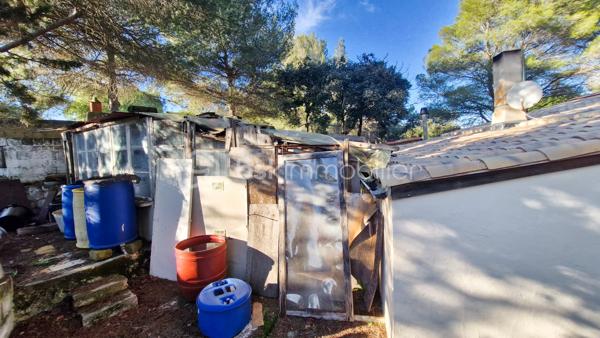 MAISON ACUTELLEMENT SOUS OFFRE D ACHAT - PLUS DE VISITES.

EN EXCLUSIVITE CHEZ BSK IMMOBILIER - ATTENTION !! Bien lire l'annonce en entier AVANT DE ME CONTACTER ! Ensemble de 2 maisons en ETAT DEGRADE, nécessitant de NOMBREUX TRAVAUX, situées sur un magnifique terrain de 6000m² en garigue au calme, dans un environnement idyllique. ATTENTION : maisons construites ILLEGALEMENT, SANS PERMIS DE CONSTRUIRE, il y a + de 50 ans, dans une zone classée Naturelle, où toute construction est interdite. Délai de 30ans passé. En cas de destruction par un sinistre, un permis de reconstruire ne serait pas accordé et les assurances ne fonctionneront pas. Aucune autorisation de travaux ne peut être accordée. PRET IMMOBILIER NON POSSIBLE pour ce type d'achat. Financement uniquement par paiement cash. Le délai pour la vente sera de 5 mois (incompressible). Merci de prendre connaissance de l'ensemble des photos.
Maison 1 - environ 75m² : pièce de vie de 20m² environ aménagée en chambre et salon, suivie d'un séjour de 20m² environ, puis d'une cuisine, d'une chambre, salle d'eau/wc, buanderie. Terrasse couverte. Bassins devant la maison d'une profondeur d'environ 1m20. Maison 2 - environ 65m² : entrée, séjour, cuisine, 2 chambres, salle d'eau/wc. Très grand terrain en pinède, avec abris jardins, allée avec nombreuses places de stationnement.
Pour me contacter : MERCI DE M ENVOYER UN SMS OU EMAIL, avec votre nom et téléphone, vous serez recontacté sous 48h. Pas d'appel, merci.