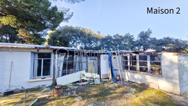 MAISON ACUTELLEMENT SOUS OFFRE D ACHAT - PLUS DE VISITES.

EN EXCLUSIVITE CHEZ BSK IMMOBILIER - ATTENTION !! Bien lire l'annonce en entier AVANT DE ME CONTACTER ! Ensemble de 2 maisons en ETAT DEGRADE, nécessitant de NOMBREUX TRAVAUX, situées sur un magnifique terrain de 6000m² en garigue au calme, dans un environnement idyllique. ATTENTION : maisons construites ILLEGALEMENT, SANS PERMIS DE CONSTRUIRE, il y a + de 50 ans, dans une zone classée Naturelle, où toute construction est interdite. Délai de 30ans passé. En cas de destruction par un sinistre, un permis de reconstruire ne serait pas accordé et les assurances ne fonctionneront pas. Aucune autorisation de travaux ne peut être accordée. PRET IMMOBILIER NON POSSIBLE pour ce type d'achat. Financement uniquement par paiement cash. Le délai pour la vente sera de 5 mois (incompressible). Merci de prendre connaissance de l'ensemble des photos.
Maison 1 - environ 75m² : pièce de vie de 20m² environ aménagée en chambre et salon, suivie d'un séjour de 20m² environ, puis d'une cuisine, d'une chambre, salle d'eau/wc, buanderie. Terrasse couverte. Bassins devant la maison d'une profondeur d'environ 1m20. Maison 2 - environ 65m² : entrée, séjour, cuisine, 2 chambres, salle d'eau/wc. Très grand terrain en pinède, avec abris jardins, allée avec nombreuses places de stationnement.
Pour me contacter : MERCI DE M ENVOYER UN SMS OU EMAIL, avec votre nom et téléphone, vous serez recontacté sous 48h. Pas d'appel, merci.