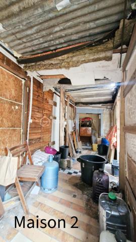 MAISON ACUTELLEMENT SOUS OFFRE D ACHAT - PLUS DE VISITES.

EN EXCLUSIVITE CHEZ BSK IMMOBILIER - ATTENTION !! Bien lire l'annonce en entier AVANT DE ME CONTACTER ! Ensemble de 2 maisons en ETAT DEGRADE, nécessitant de NOMBREUX TRAVAUX, situées sur un magnifique terrain de 6000m² en garigue au calme, dans un environnement idyllique. ATTENTION : maisons construites ILLEGALEMENT, SANS PERMIS DE CONSTRUIRE, il y a + de 50 ans, dans une zone classée Naturelle, où toute construction est interdite. Délai de 30ans passé. En cas de destruction par un sinistre, un permis de reconstruire ne serait pas accordé et les assurances ne fonctionneront pas. Aucune autorisation de travaux ne peut être accordée. PRET IMMOBILIER NON POSSIBLE pour ce type d'achat. Financement uniquement par paiement cash. Le délai pour la vente sera de 5 mois (incompressible). Merci de prendre connaissance de l'ensemble des photos.
Maison 1 - environ 75m² : pièce de vie de 20m² environ aménagée en chambre et salon, suivie d'un séjour de 20m² environ, puis d'une cuisine, d'une chambre, salle d'eau/wc, buanderie. Terrasse couverte. Bassins devant la maison d'une profondeur d'environ 1m20. Maison 2 - environ 65m² : entrée, séjour, cuisine, 2 chambres, salle d'eau/wc. Très grand terrain en pinède, avec abris jardins, allée avec nombreuses places de stationnement.
Pour me contacter : MERCI DE M ENVOYER UN SMS OU EMAIL, avec votre nom et téléphone, vous serez recontacté sous 48h. Pas d'appel, merci.